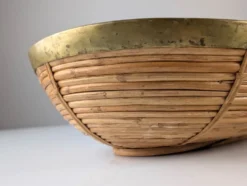 Centre de table ovale en rotin et laiton italien, style mid-century, années 1970.