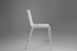 Chaise blanche design du 21e siècle, Belgique
