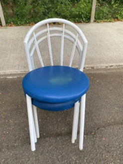 Chaise de jardin bistrot vintage en acier tubulaire blanc et cuir bleu 1980