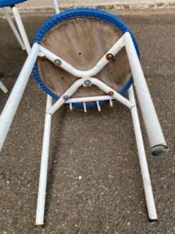 Chaise de jardin bistrot vintage en acier tubulaire blanc et cuir bleu 1980