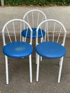 Chaise de jardin bistrot vintage en acier tubulaire blanc et cuir bleu 1980