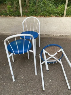 Chaise de jardin bistrot vintage en acier tubulaire blanc et cuir bleu 1980
