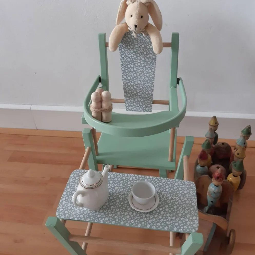 Chaise haute de poupee vintage