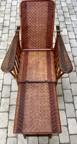 Chaise longue ancienne en rotin tressé avec repose-pieds