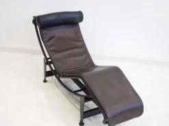 Chaise longue LC4 de Cassina par Le Corbusier, Charlotte Perriand et Pierre Jeanneret.
