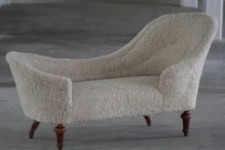 Chaise longue sculpturale danoise antique du XIXe siècle, réupholstérée en laine d'agneau