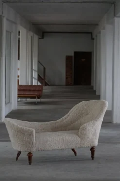Chaise longue sculpturale danoise antique du XIXe siècle, réupholstérée en laine d'agneau