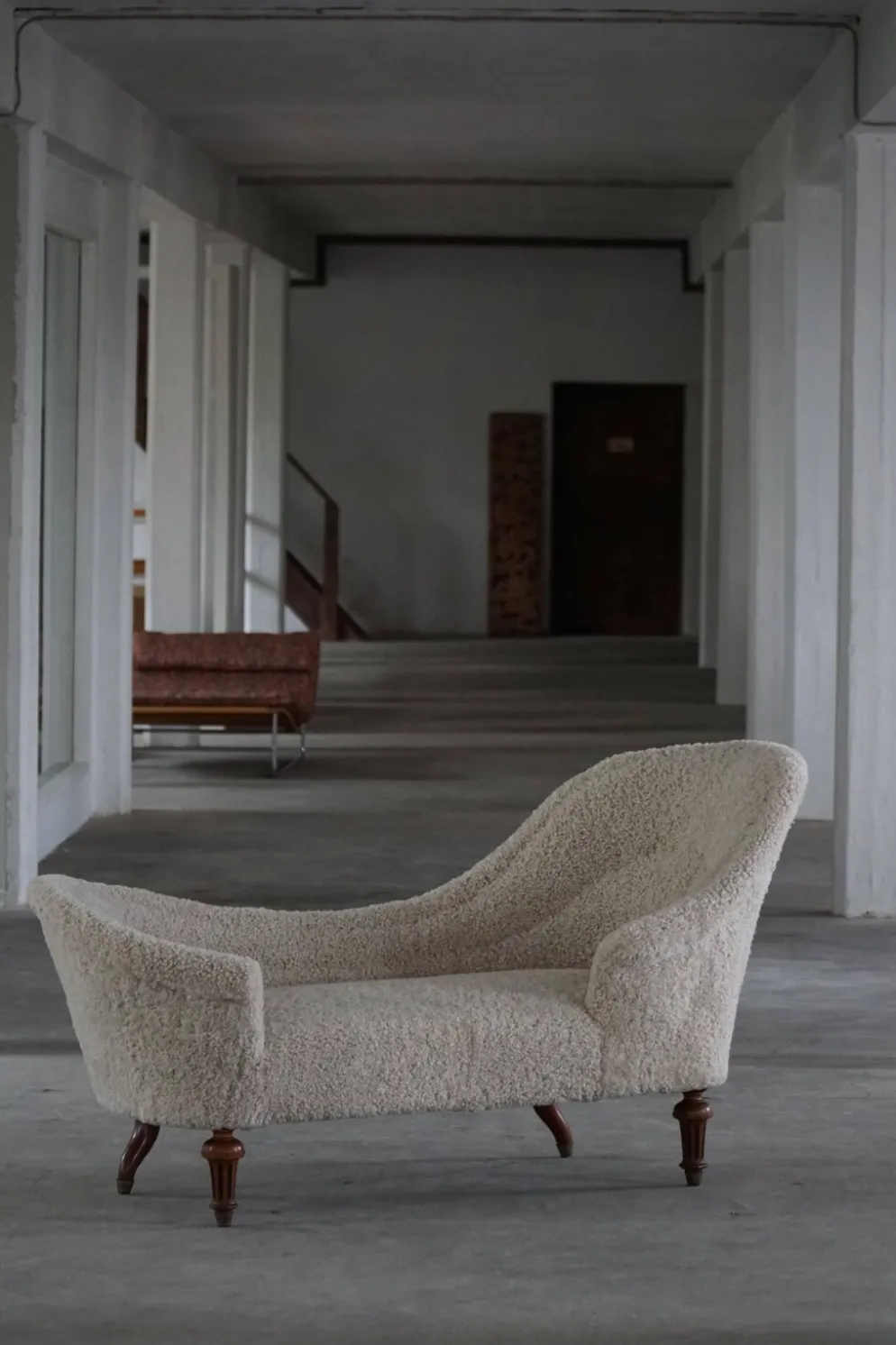 Chaise longue sculpturale danoise antique du XIXe siècle, réupholstérée en laine d'agneau