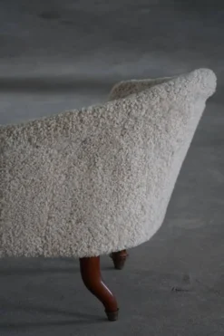 Chaise longue sculpturale danoise antique du XIXe siècle, réupholstérée en laine d'agneau