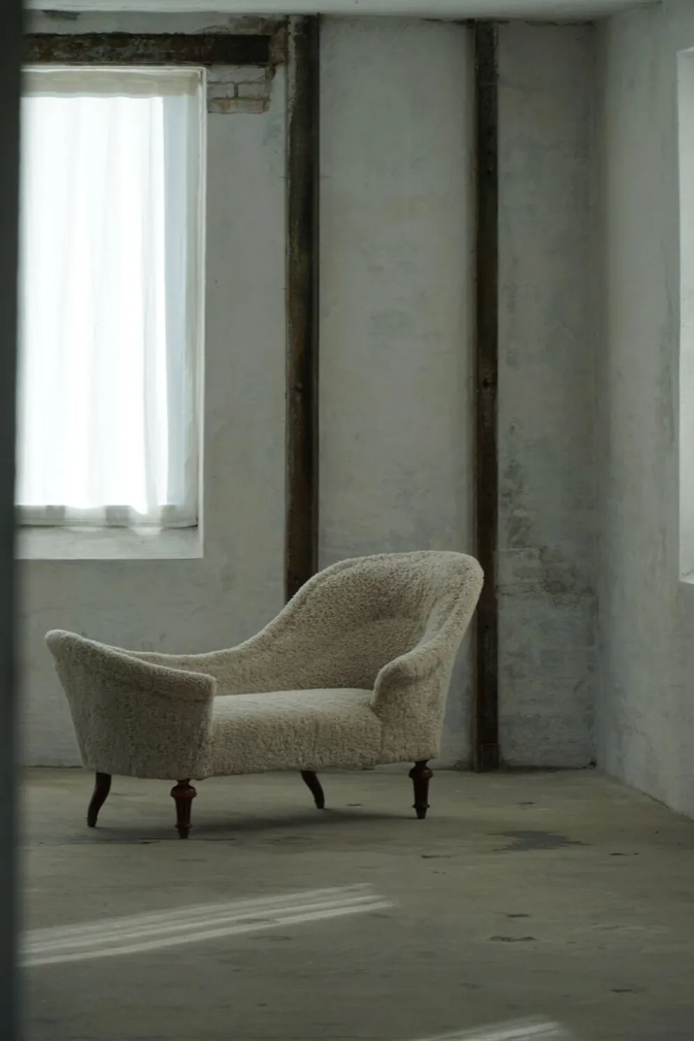 Chaise longue sculpturale danoise antique du XIXe siècle, réupholstérée en laine d'agneau