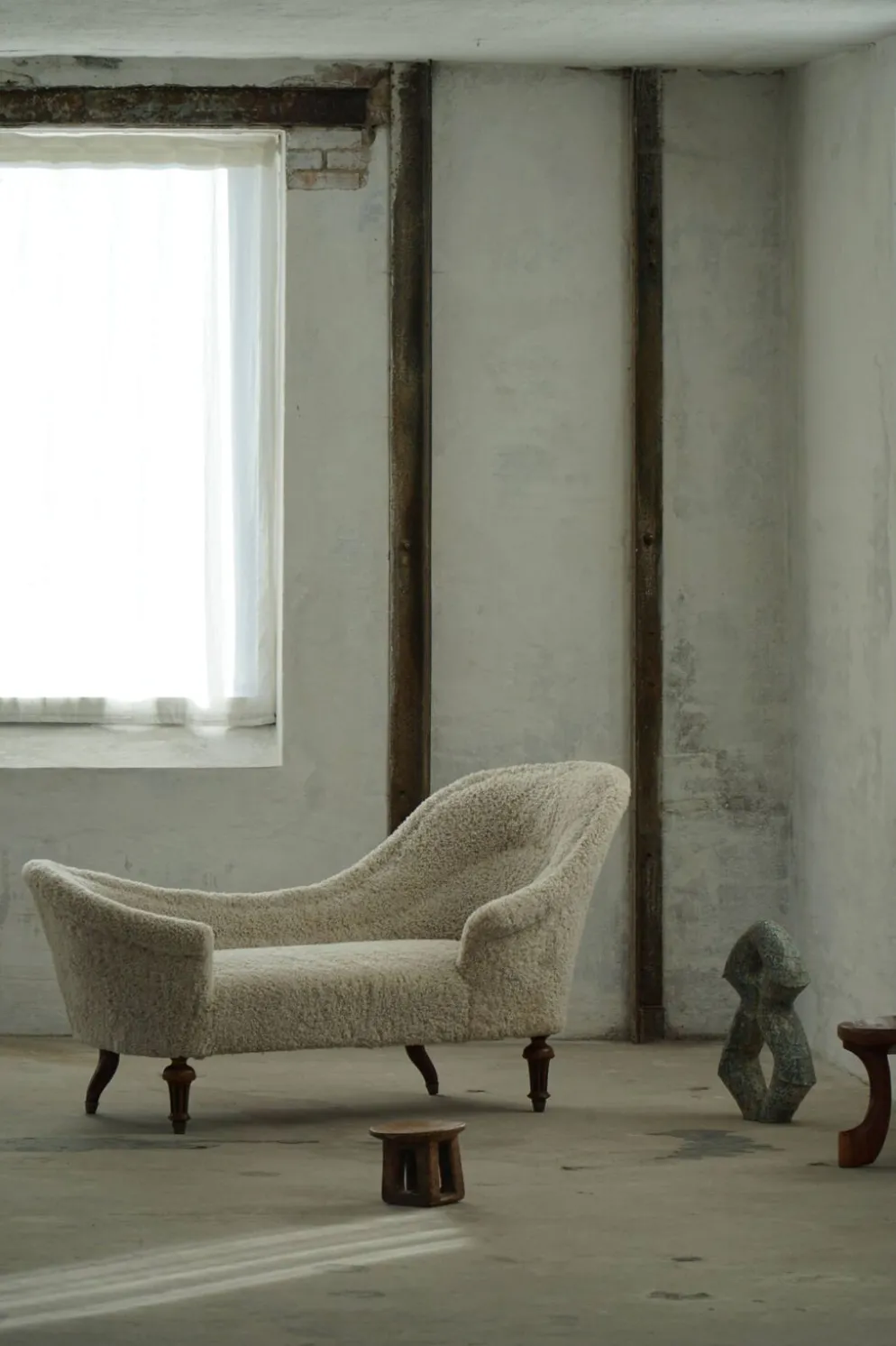 Chaise longue sculpturale danoise antique du XIXe siècle, réupholstérée en laine d'agneau