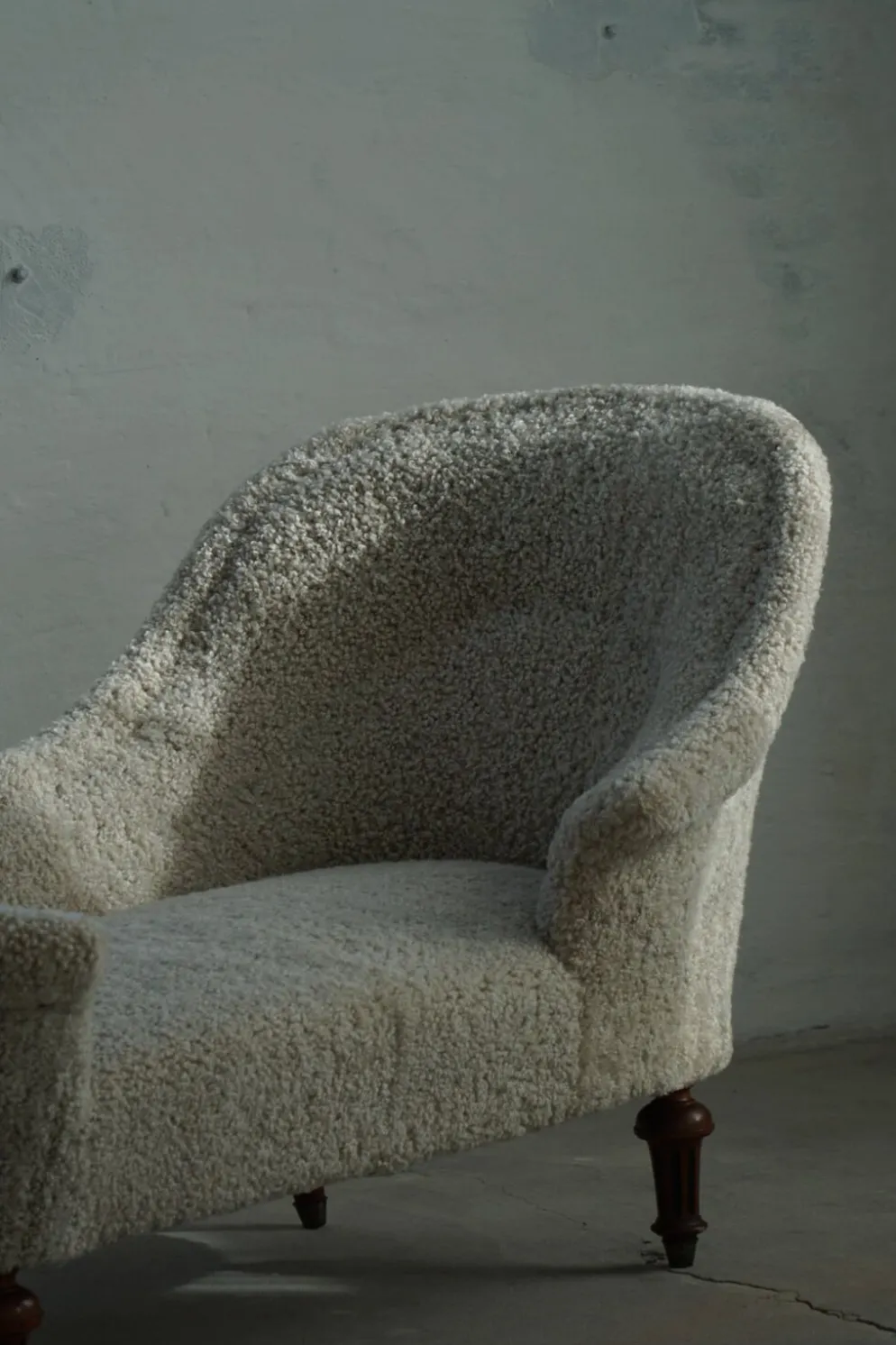 Chaise longue sculpturale danoise antique du XIXe siècle, réupholstérée en laine d'agneau