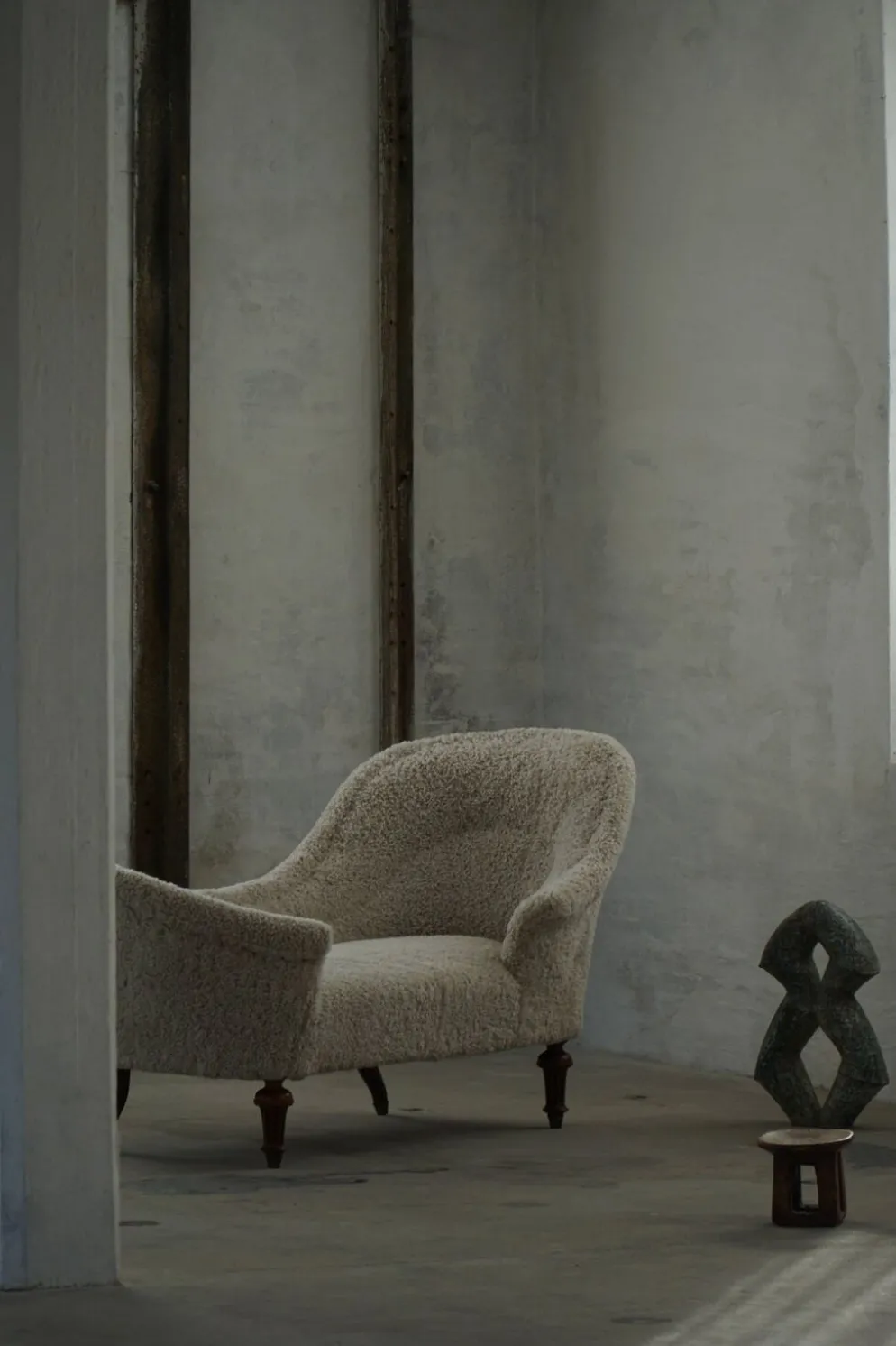 Chaise longue sculpturale danoise antique du XIXe siècle, réupholstérée en laine d'agneau