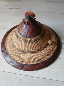 Chapeau africain ancien artisanal