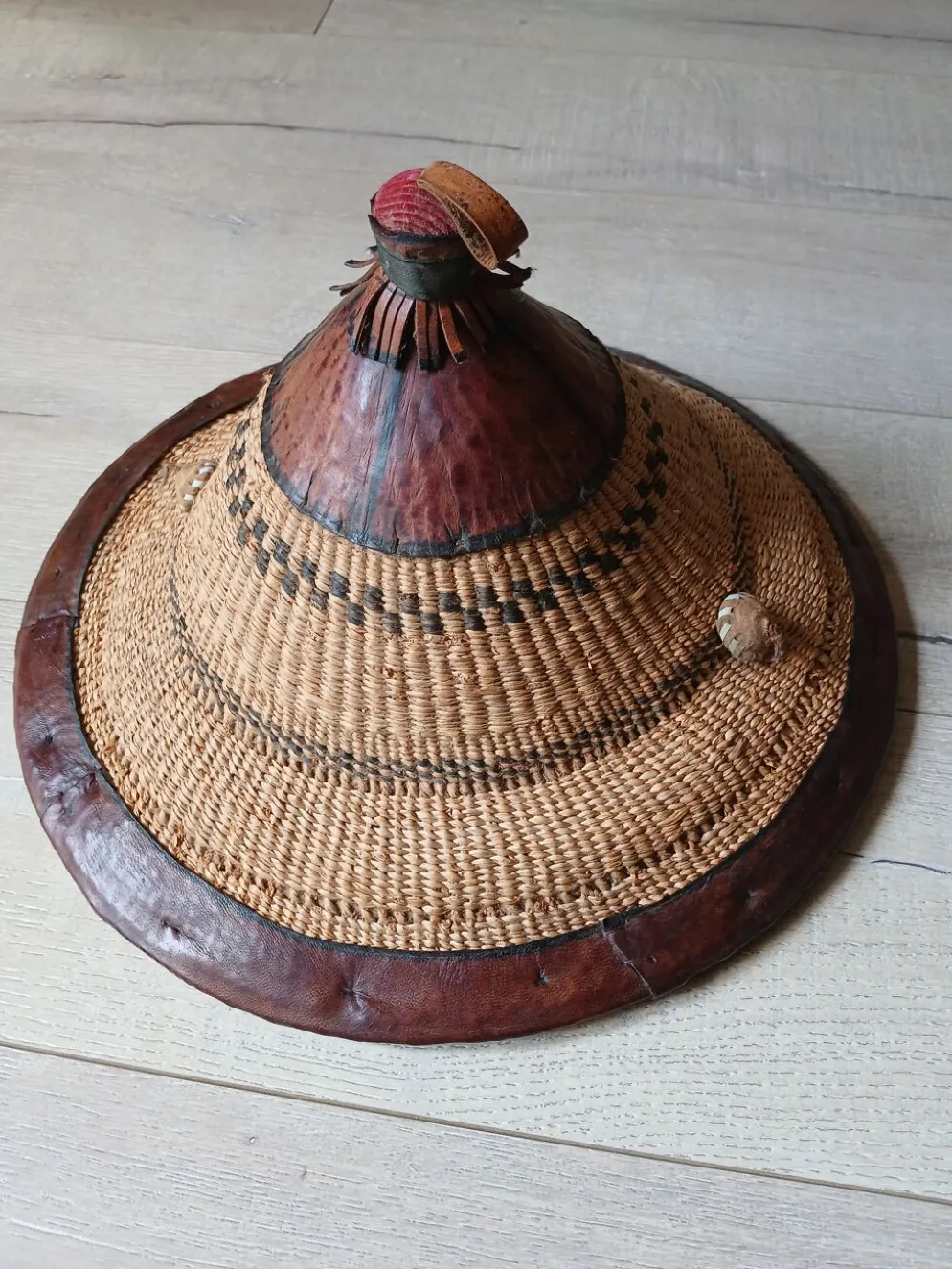 Chapeau africain ancien artisanal