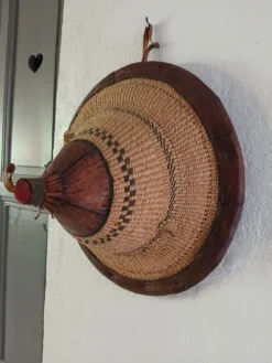 Chapeau africain ancien artisanal