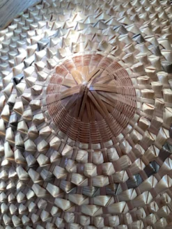 Chapeau Asiatique dimensions : hauteur -16 cm- diamètre -42 cm-