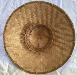 Chapeau Asiatique dimensions : hauteur -16 cm- diamètre -42 cm-