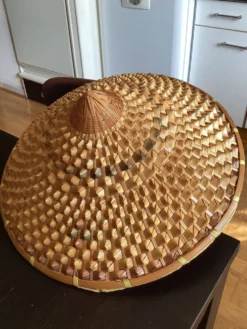 Chapeau Asiatique dimensions : hauteur -16 cm- diamètre -42 cm-