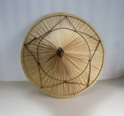 Chapeau asiatique rotin et fibres végétales -vintage