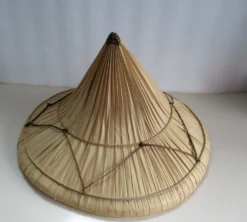 Chapeau asiatique rotin et fibres végétales -vintage