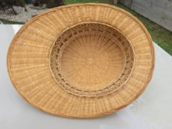 Chapeau, casque colonial, en rotin, osier, décoration murale, 1960 - 1970