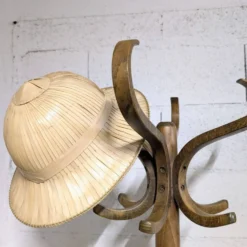 Chapeau colonial en fibres tressées