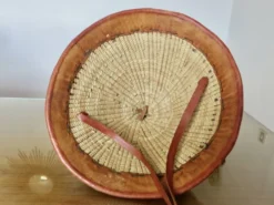 Chapeau conique africain, Fulani, en cuir et corde tressée, année 1900