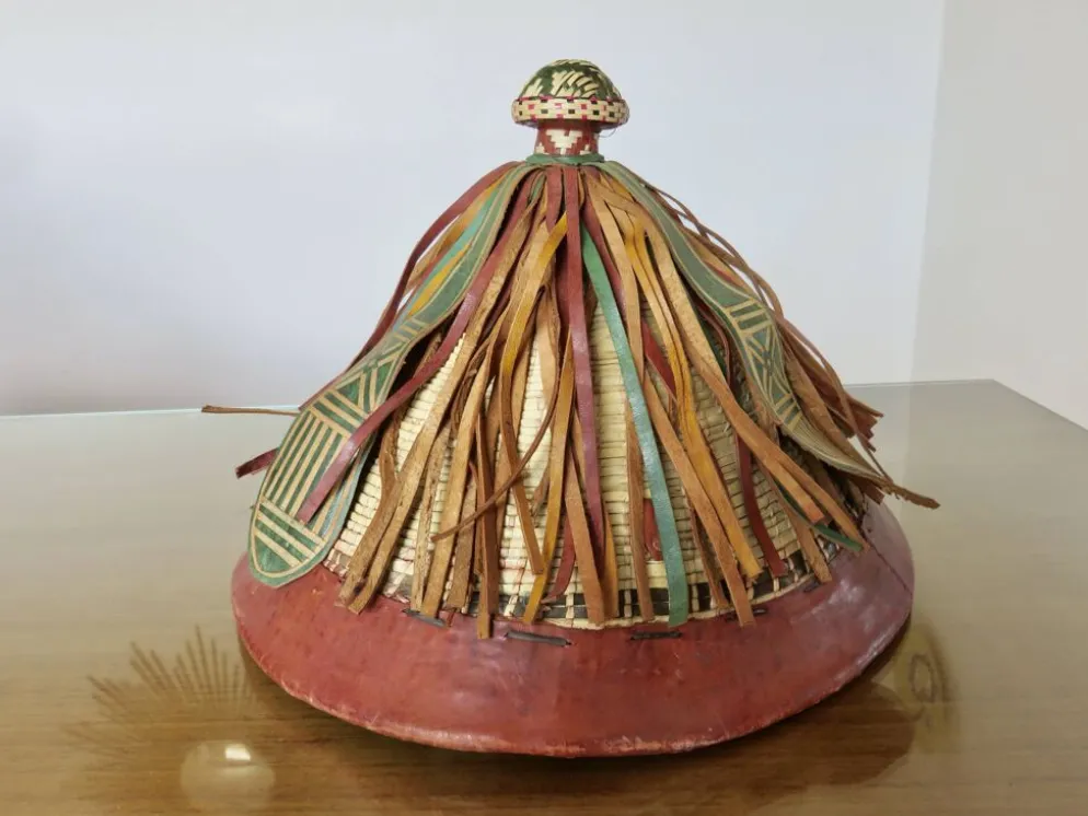 Chapeau conique africain, Fulani, en cuir et corde tressée, année 1900