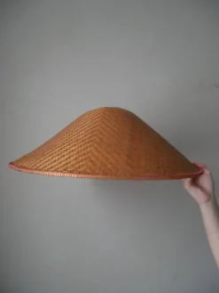 Chapeau conique ancien tressé fabrication artisanale artisanat asiatique traditionnel vintage