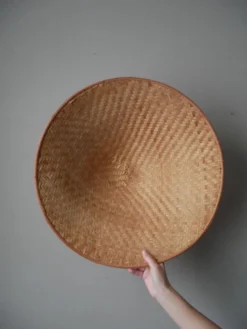 Chapeau conique ancien tressé fabrication artisanale artisanat asiatique traditionnel vintage