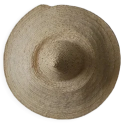 Chapeau paille osier tressé main fabrication artisanale objet décoration campagne bohème ethnique