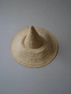 Chapeau paille osier tressé main fabrication artisanale objet décoration campagne bohème ethnique