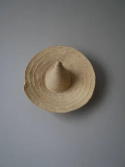 Chapeau paille osier tressé main fabrication artisanale objet décoration campagne bohème ethnique