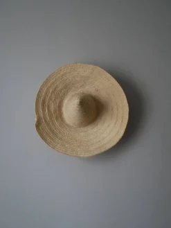 Chapeau paille osier tressé main fabrication artisanale objet décoration campagne bohème ethnique