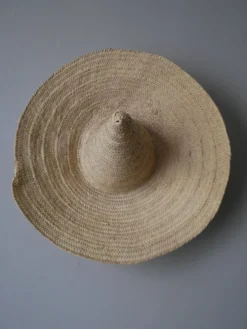 Chapeau paille osier tressé main fabrication artisanale objet décoration campagne bohème ethnique