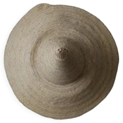 Chapeau paille osier tressé main objet décoration campagne bohème ethnique fabrication artisanale