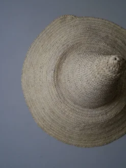 Chapeau paille osier tressé main objet décoration campagne bohème ethnique fabrication artisanale