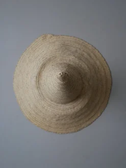 Chapeau paille osier tressé main objet décoration campagne bohème ethnique fabrication artisanale