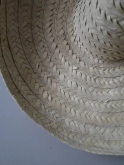 Chapeau paille osier tressé main objet décoration ethnique sombrero fabrication artisanale