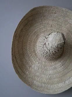 Chapeau paille osier tressé main objet décoration ethnique sombrero fabrication artisanale