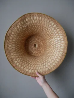 Chapeau traditionnel thaïlandais objet de décoration fabrication artisanale asie artisanat