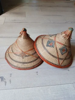 2 chapeaux africains anciens