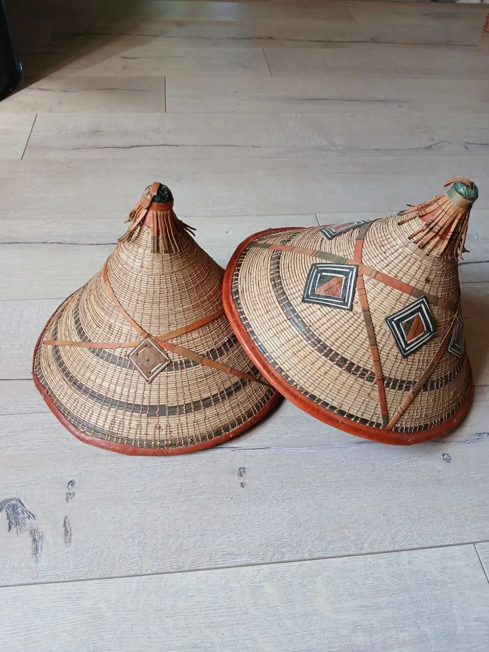 2 chapeaux africains anciens