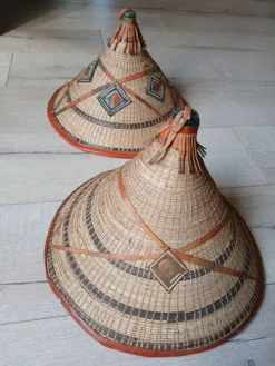 2 chapeaux africains anciens
