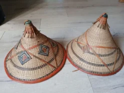2 chapeaux africains anciens