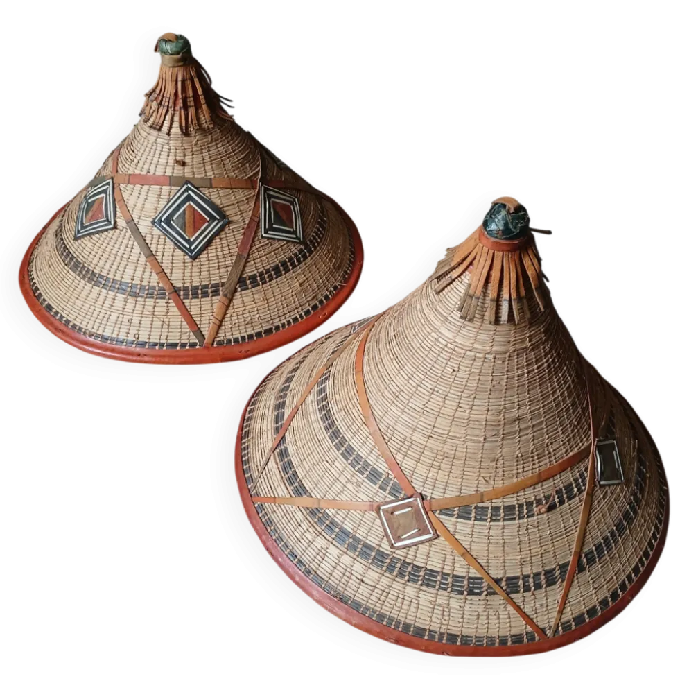 2 chapeaux africains anciens