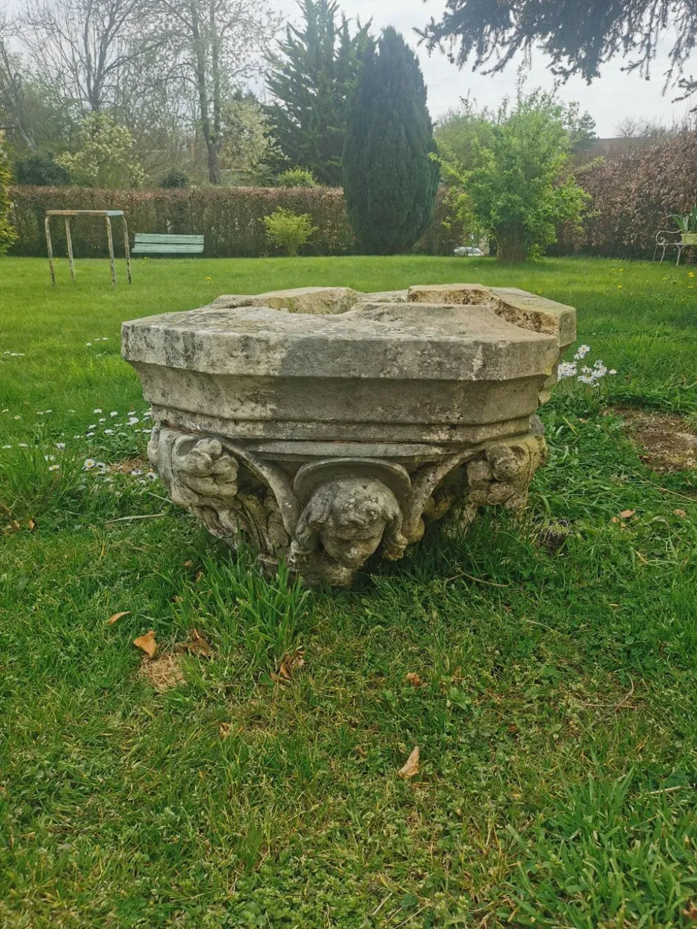 Chapiteau en pierre
