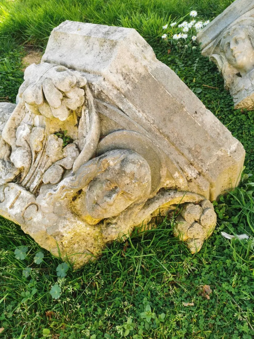Chapiteau en pierre