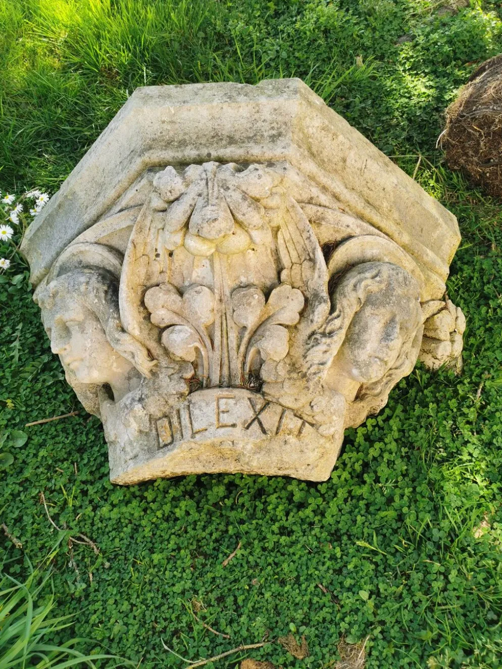 Chapiteau en pierre